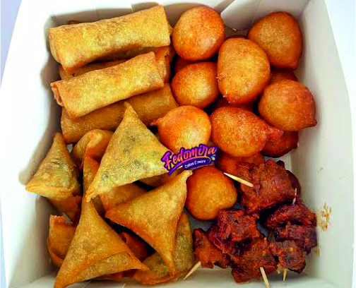 Samosas / Small chops